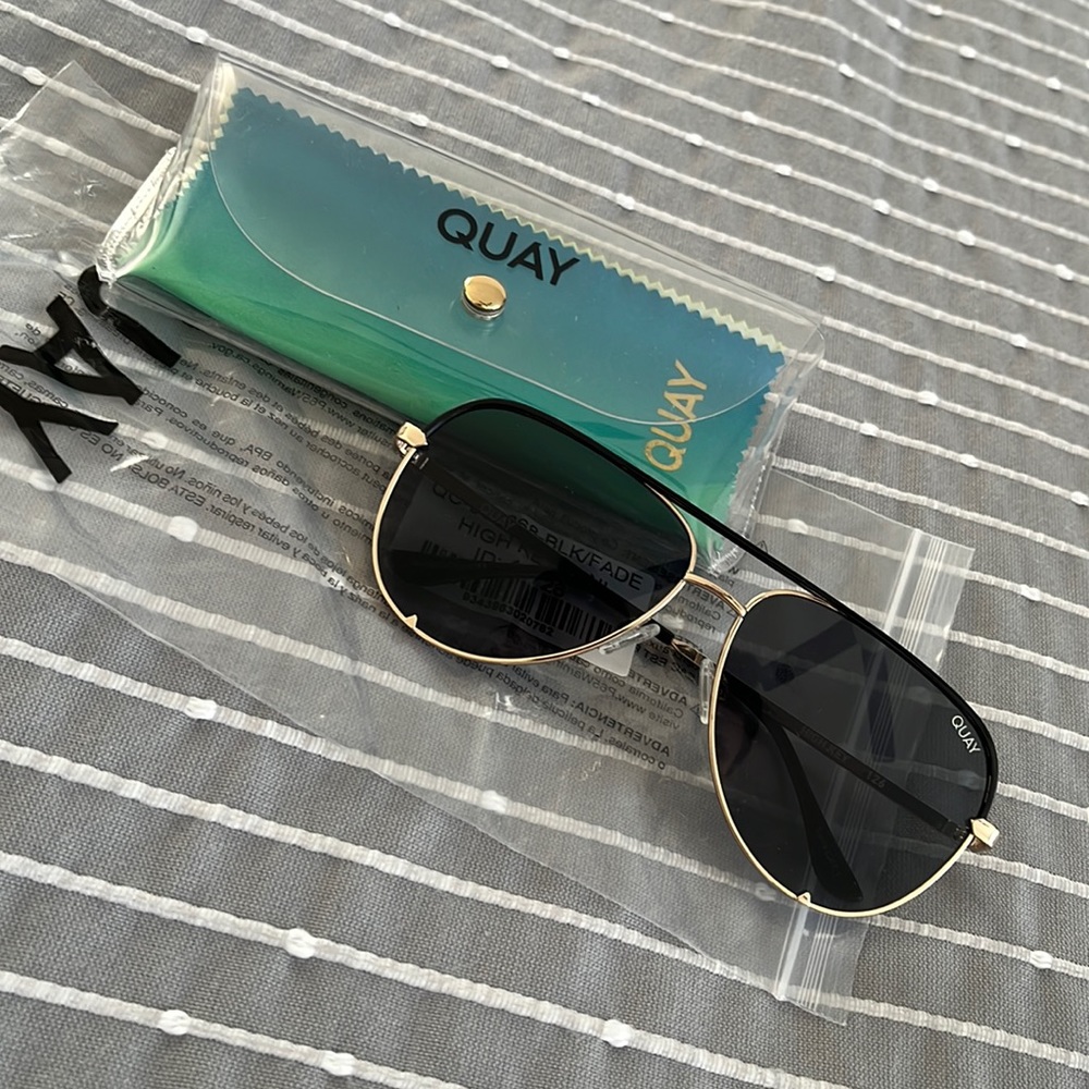 Quay aviator shades in Black and gold